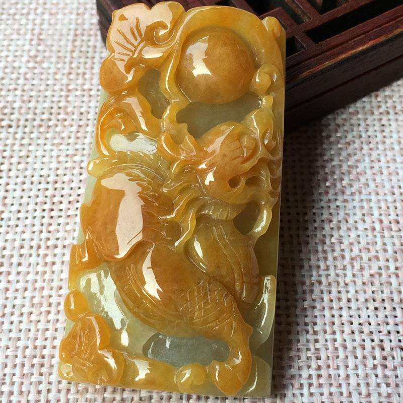翡翠黄翡麒麟牌，饱满圆润，颜色靓丽，种老水润
