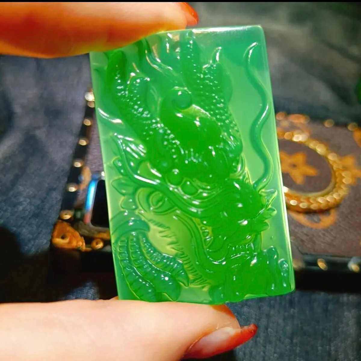 批发高冰绿玉髓龙牌精工雕刻绿玛瑙玉石龙牌子玉石龙头牌挂坠饰品
