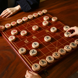 象棋中国象棋儿童实木成人，大号带木质棋盘，便携式套装雕花榉木棋子