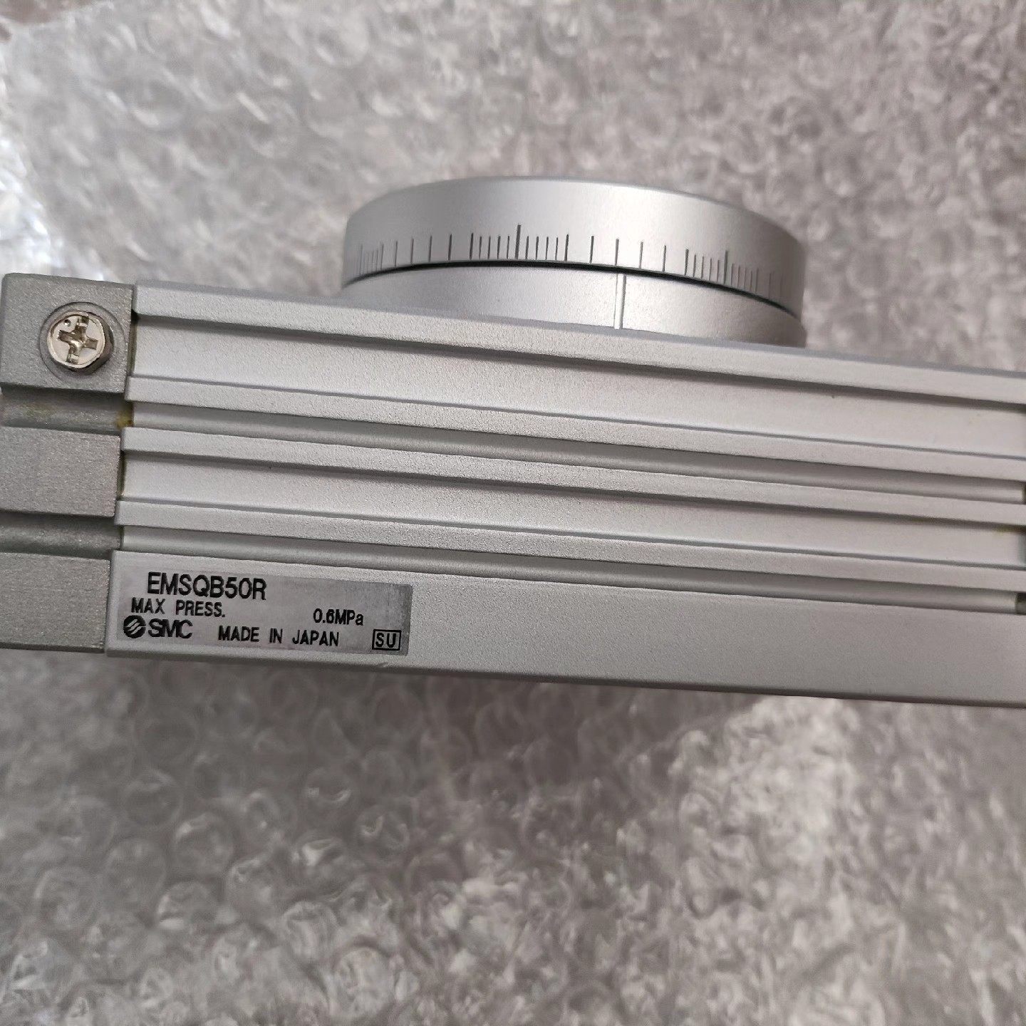 工程剩余SMC旋转气缸EMSQB50R就剩一个实物拍摄