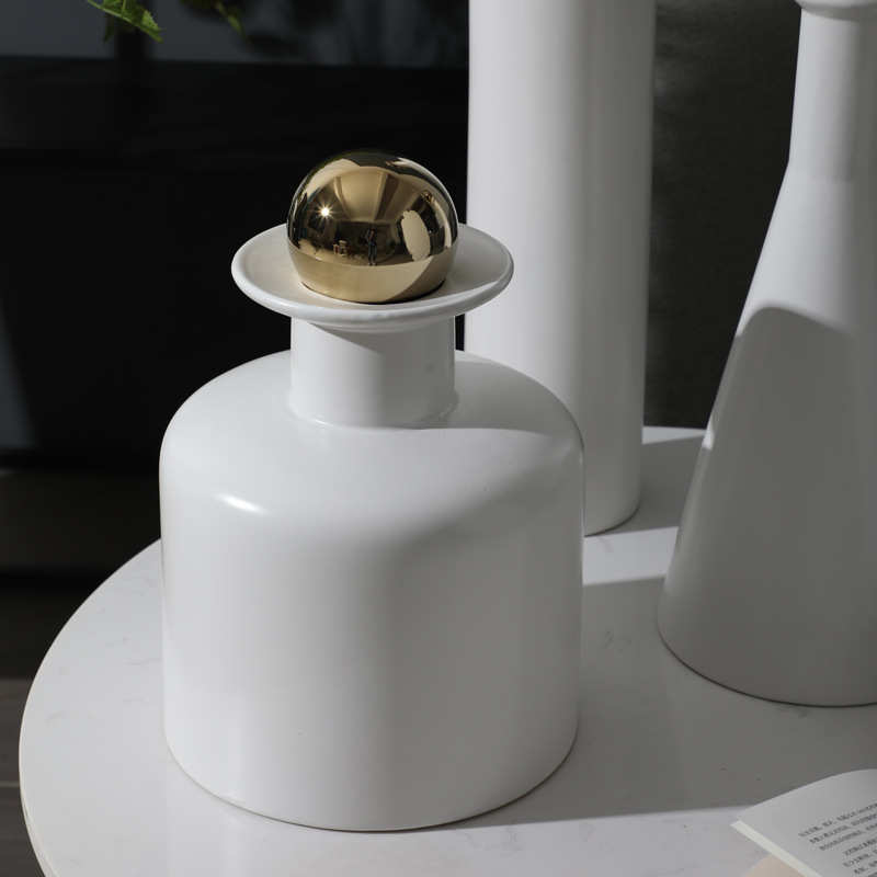 现代创意简约哑光白花瓶金色球盖时尚北欧客厅样品间家居软装摆件