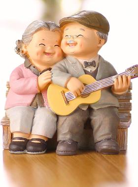 老头吉他摆件小车载老人玩偶创意老两口树脂娃娃公仔人物装饰品大