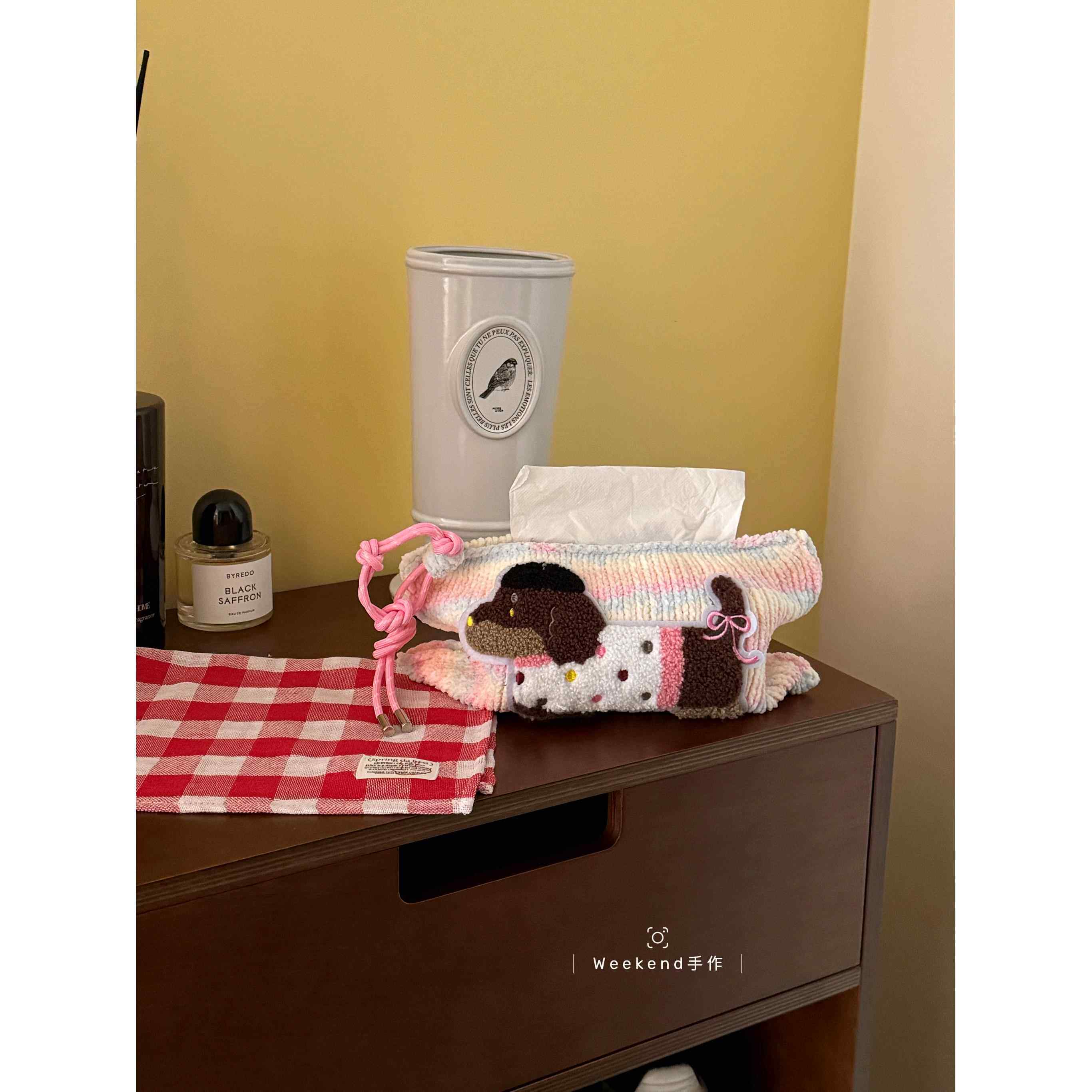 糖果色腊肠小狗车载挂式纸巾袋卧室客厅卫生纸盒可爱车内装饰好物