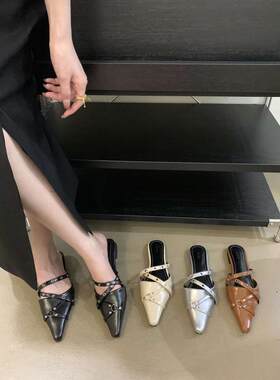 尖头凉拖鞋女2025夏季新款平底交叉带铆钉漆皮包头半拖外穿拖鞋