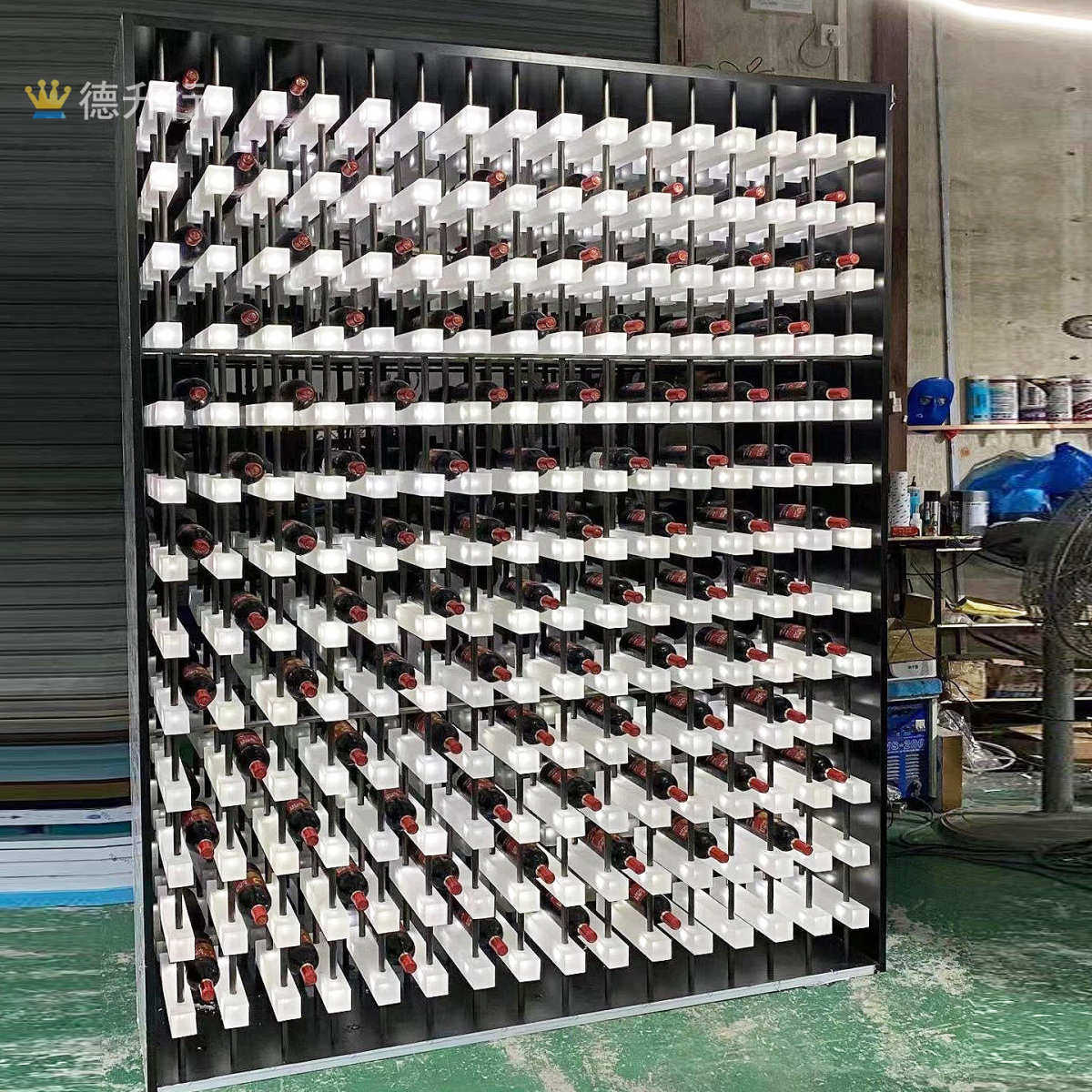 别墅酒窖透明发光千层亚克力酒柜恒温不锈钢置物红酒架展示柜定制