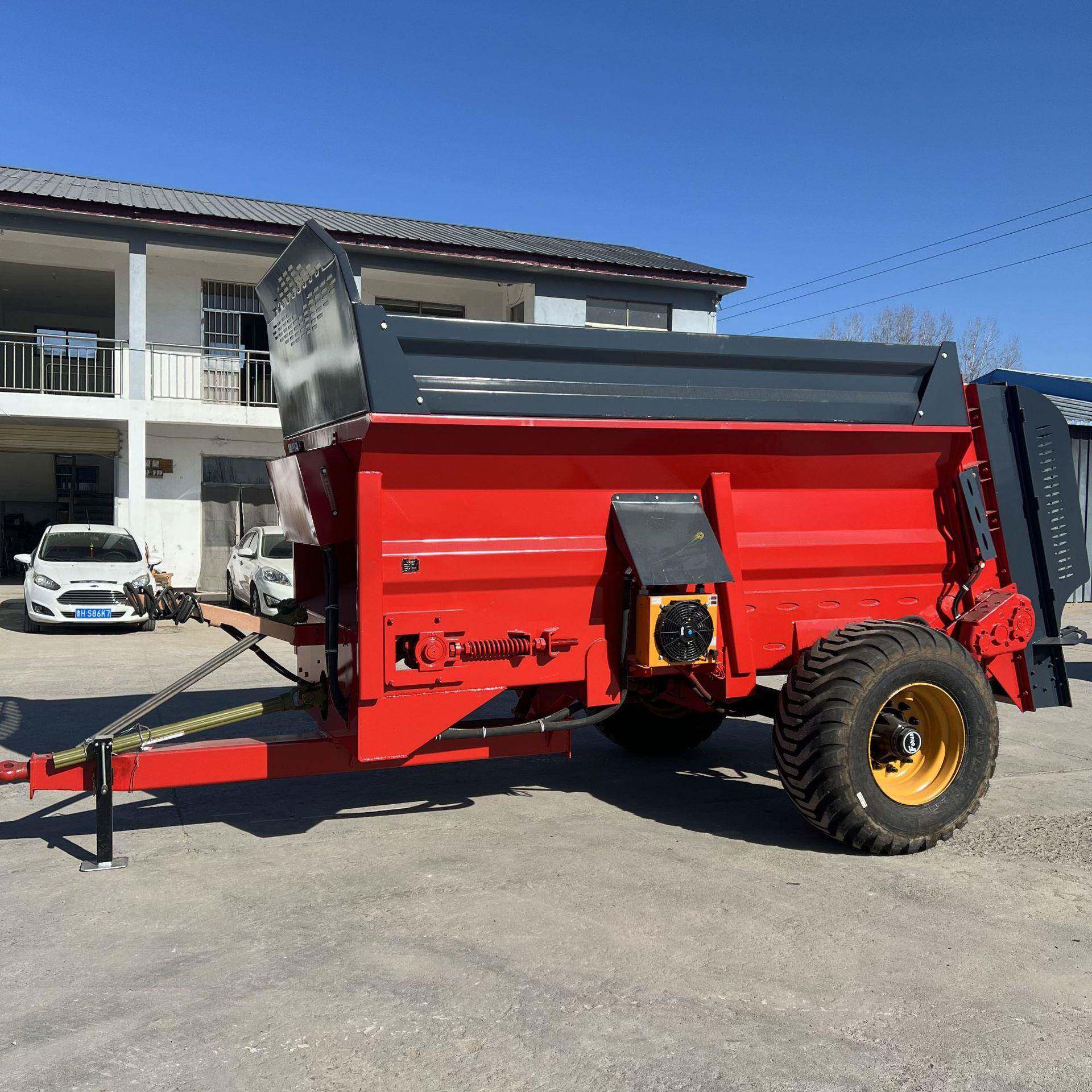 牵引式撒粪车农用干湿撒粪车柴油三轮四轮工程拖拉机扬粪车