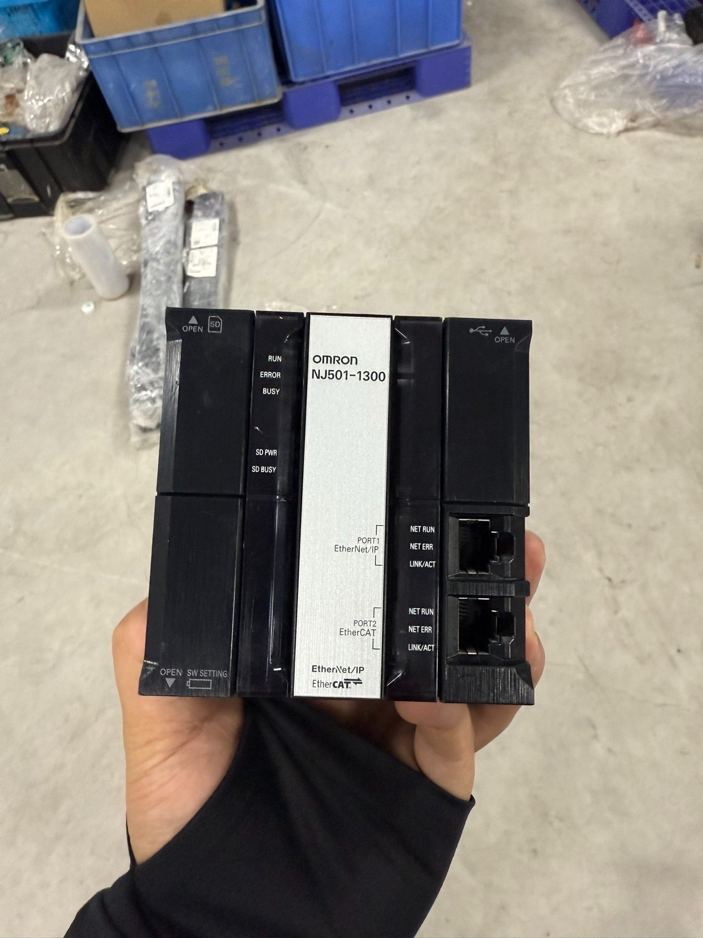 欧姆龙PLC，型号NJ501-1300，数量一个，成色新