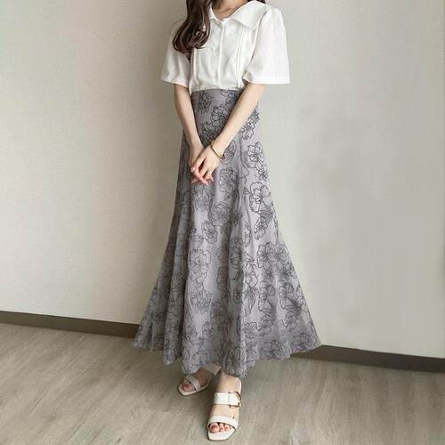 Half length skirt with high waist and floral print,