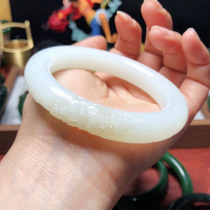 d371一物一图天然和田玉手镯雕刻梅花56mm64.6g糖白羊脂玉俄料