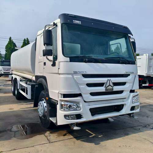 出口豪沃20方洒水车371马力6x4后八轮洒水车园林绿化喷洒车