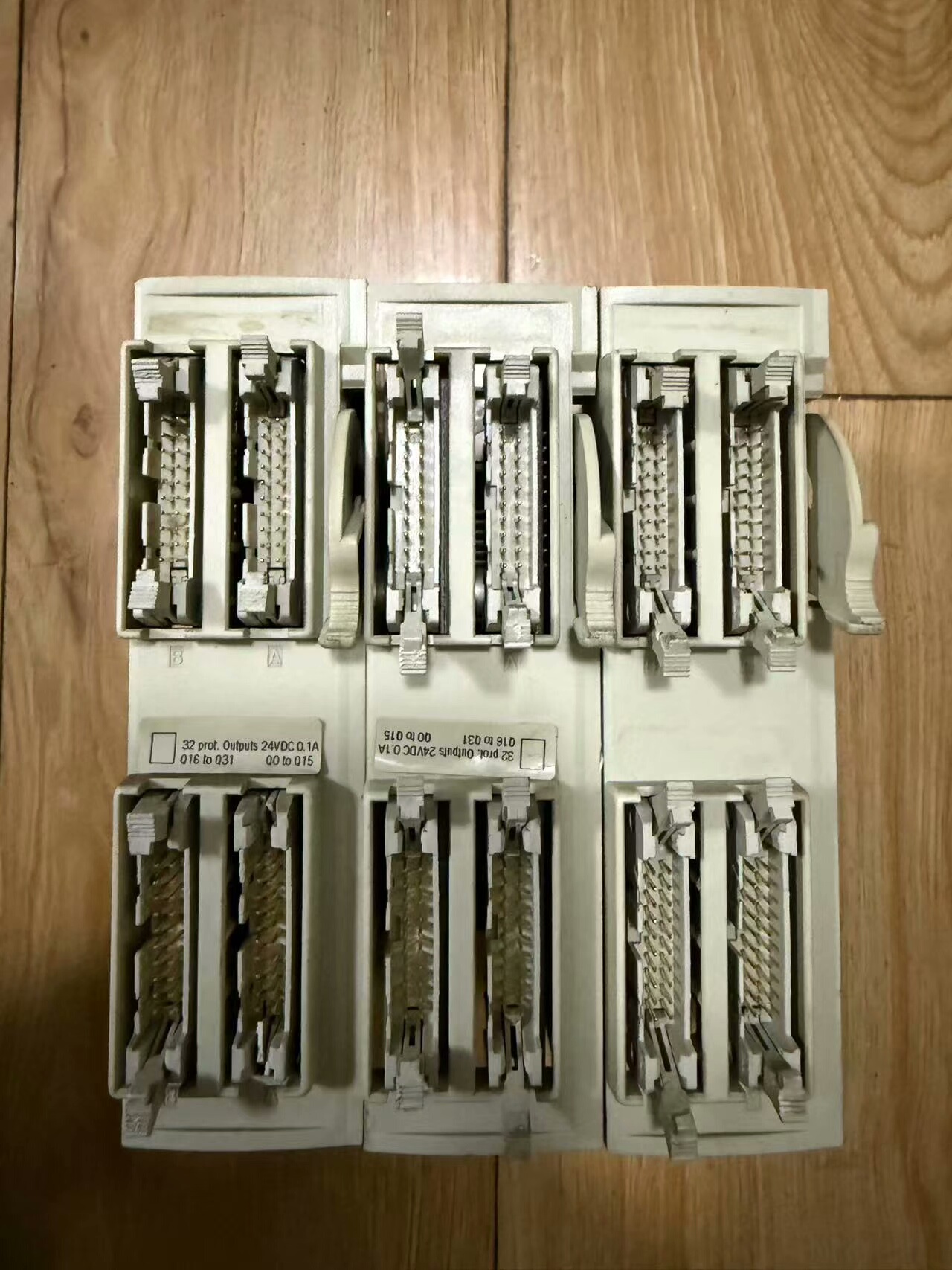 施耐德TSXDMZ64DTK，共三块，功能包好，成色如图所示