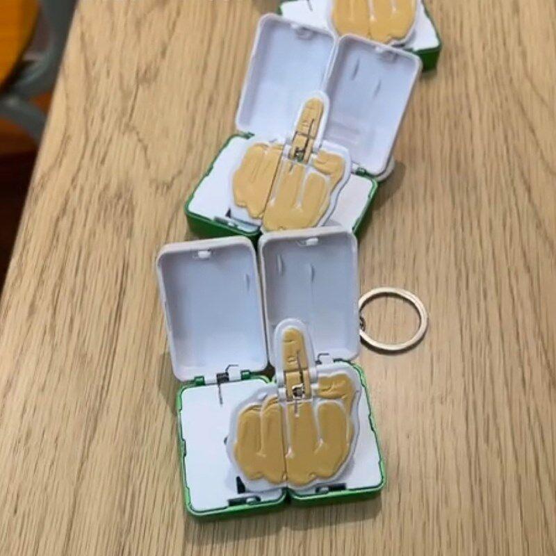 麻将发疯挂件发疯对对碰整人中指钥匙扣碰撞合体发财会.竖中指玩