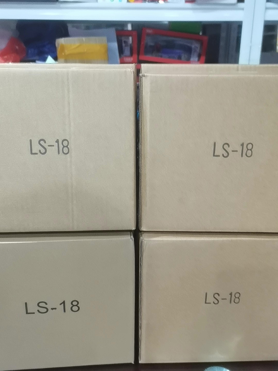 最新批次 변형 장난감 LS-18 재즈 모델 피규어 스포츠카 GT 변형 장난감 옵티머스 KO 원대정 도색판 부관 로봇, 인형 높이 약 18cm, 무기 수납 가능, 소프트 고무 소인 포함, LS12와 연계 가능한 클래식 씬 — 제품명: 재즈GT 부관 型号: LS18 主要材质: 塑胶 AB...