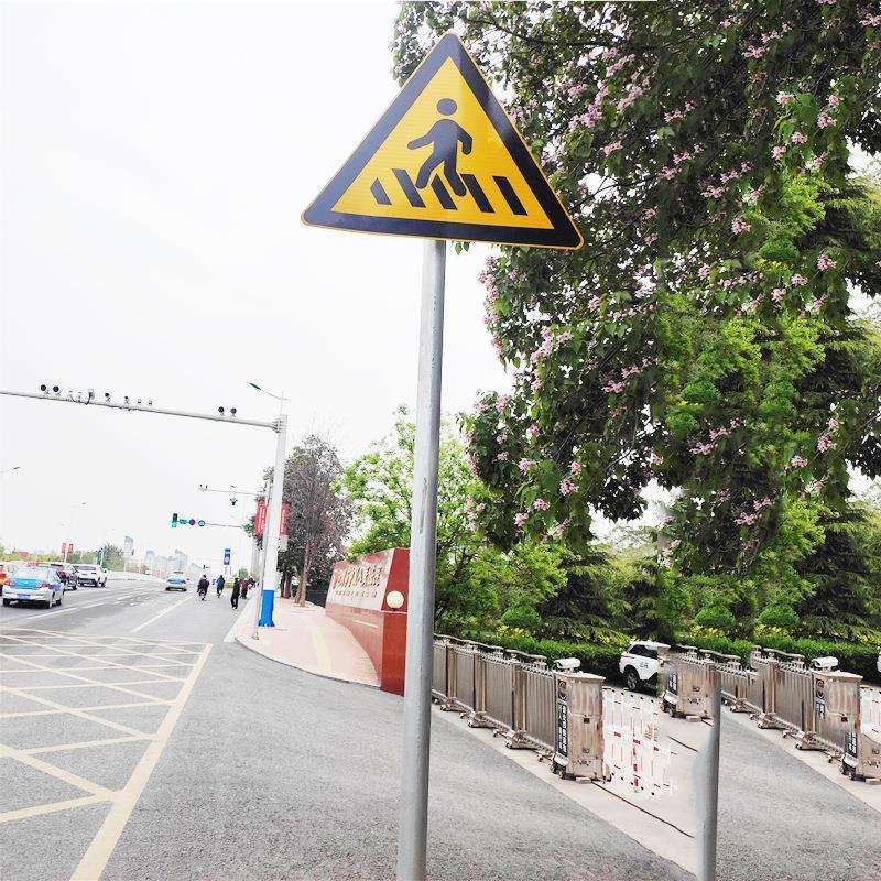 信号灯杆厂家供应 村庄道路慢行让行急转弯和人行横道警示标识图片