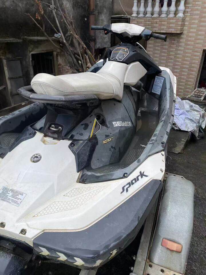 20年下水庞巴迪火花90摩托艇正常使用