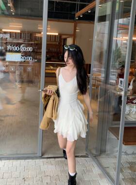 切糕自制【】小个子秋季米白色裙子女气质设计感短款吊带连衣裙