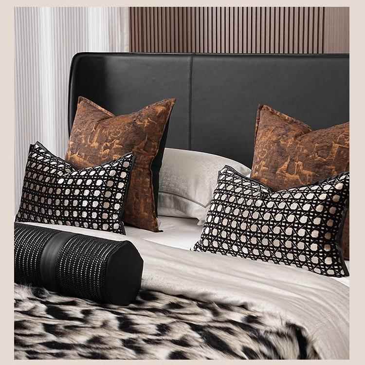 轻奢复古中古风样板间别墅棕咖色系高级感软装床上用品抱枕多件套