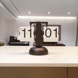 创意自动翻页钟表覆古客厅摆件座钟现代简约机械时钟摆钟家装 台钟