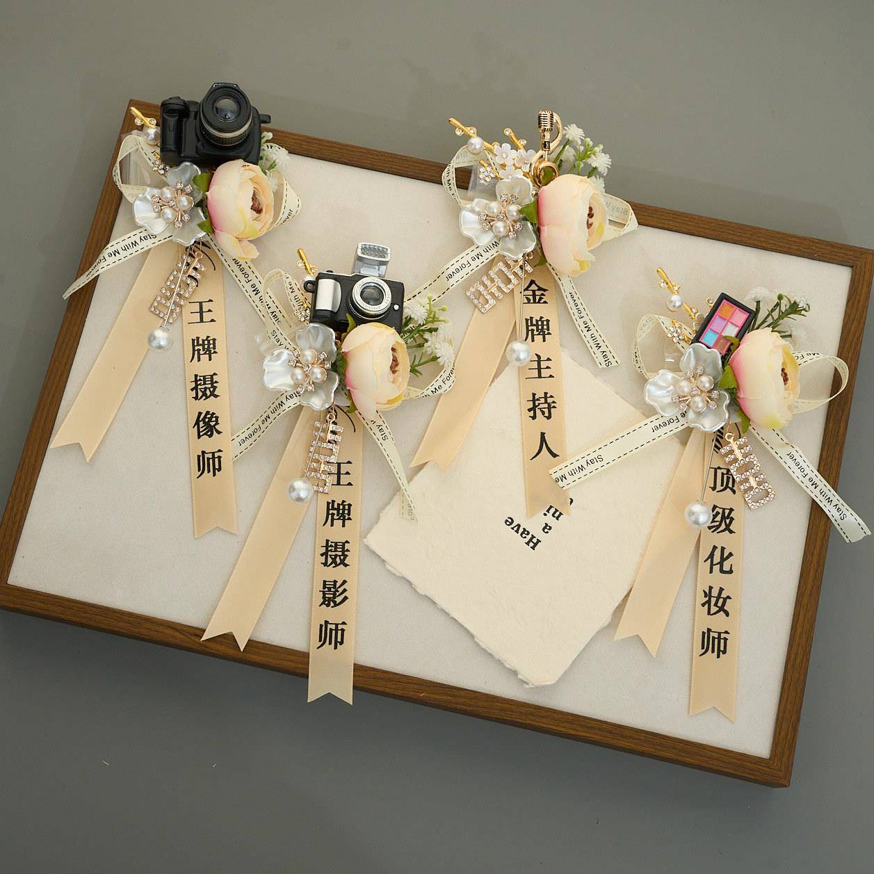 四大金刚胸花婚礼专属结婚化妆师摄影师胸针工作人员小惊喜伴新娘