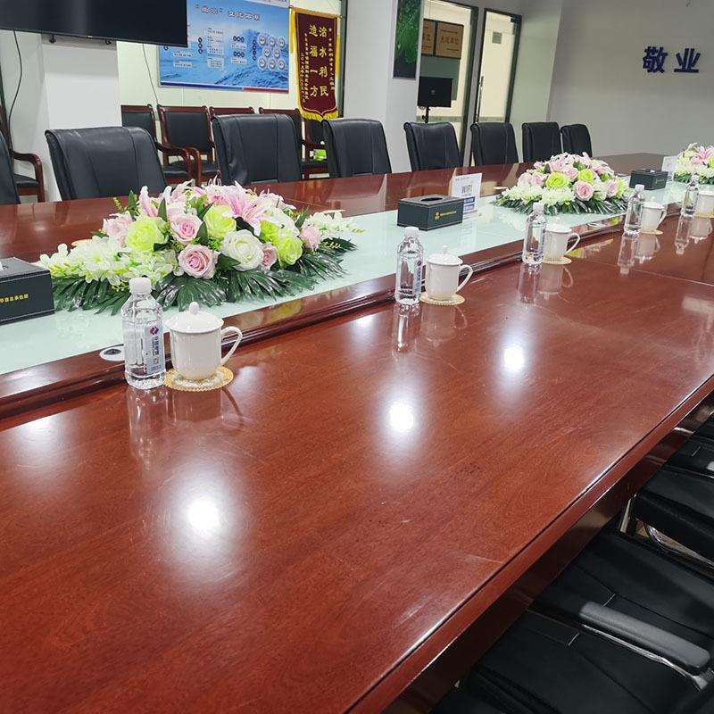 新款会议桌花花假花商务礼仪台花塑料花办公室摆花长型装饰花