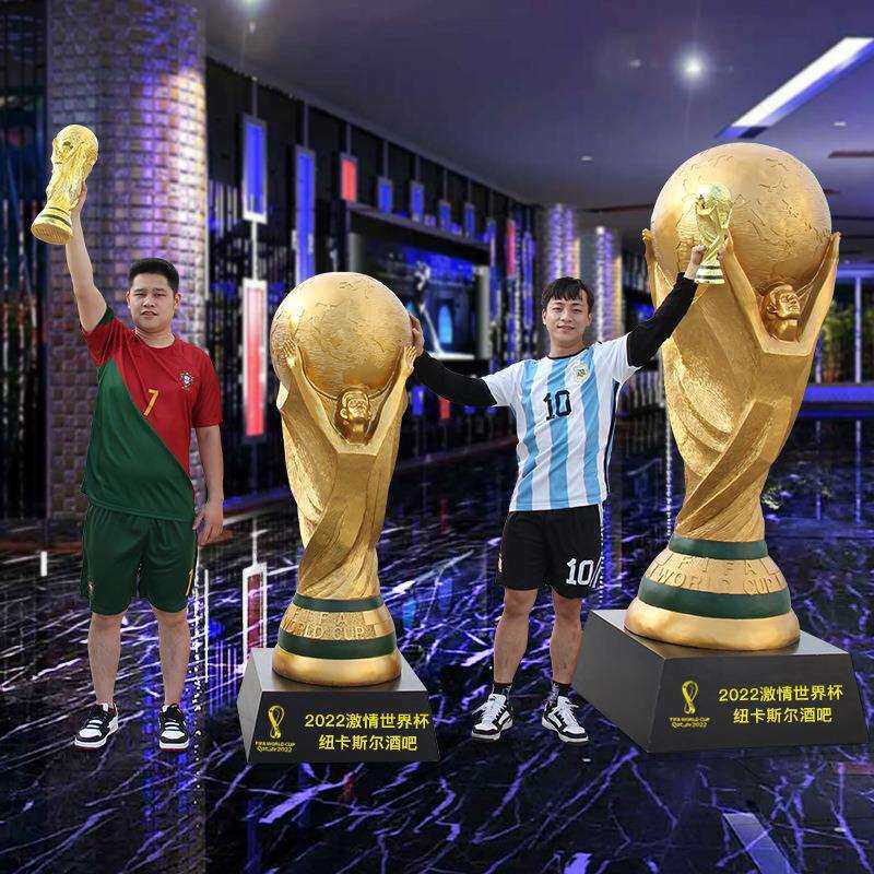 2022卡塔尔世界杯纪念品大力神杯大型玻璃钢雕塑酒吧摆件装饰模型