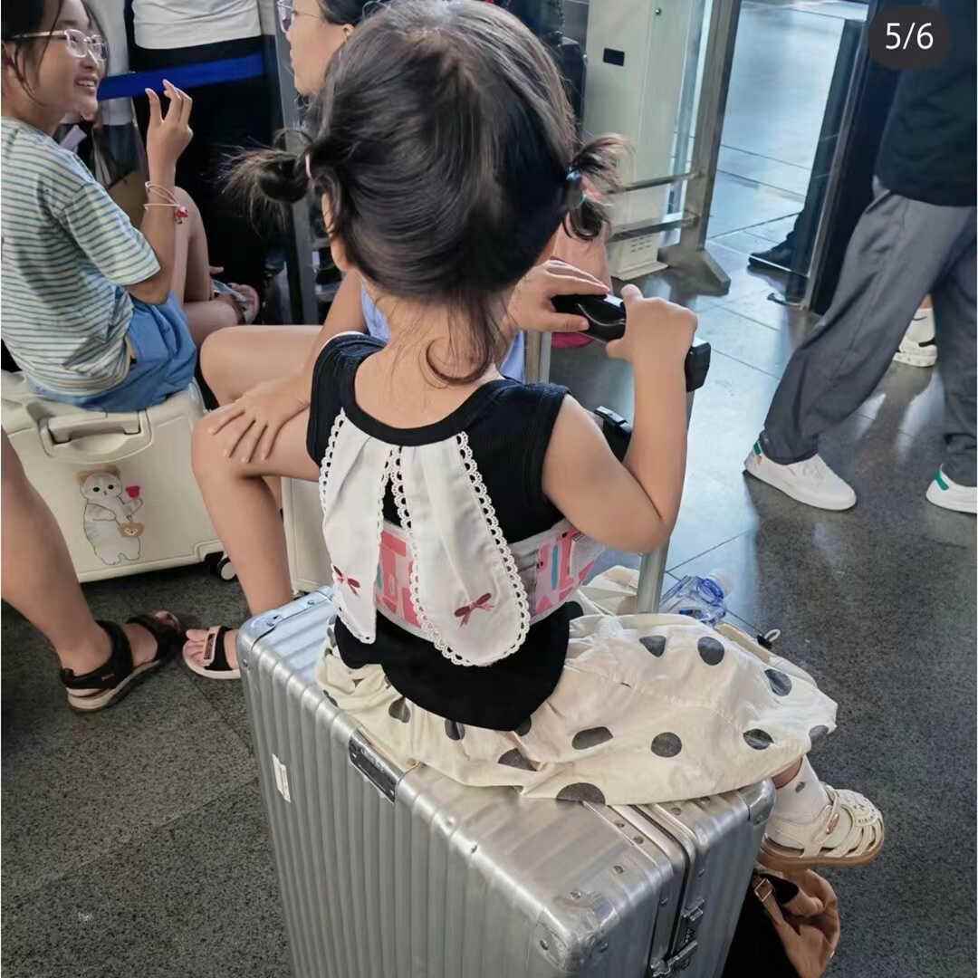 行李箱坐宝宝神器创意假期出游可携式防丢电动车带孩子防护抱婴袋