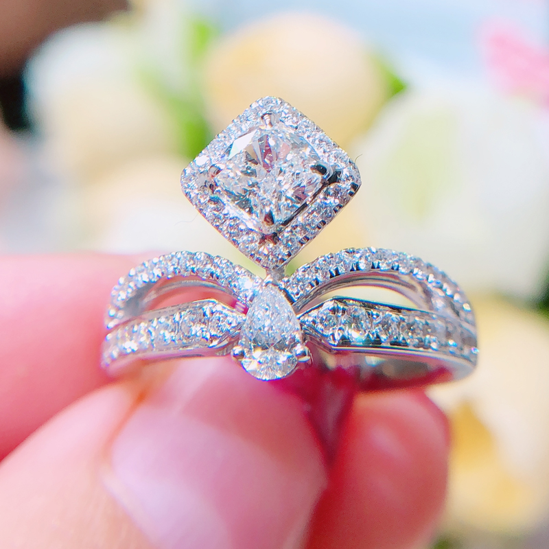 主石1克拉E色VVS2净度EX VG无荧光GIA证书天然垫型钻石18K钻戒