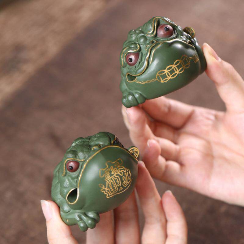 宜兴紫砂茶宠描金金蟾手工可养茶盘摆件绿泥蟾蜍茶玩招财创意貔貅