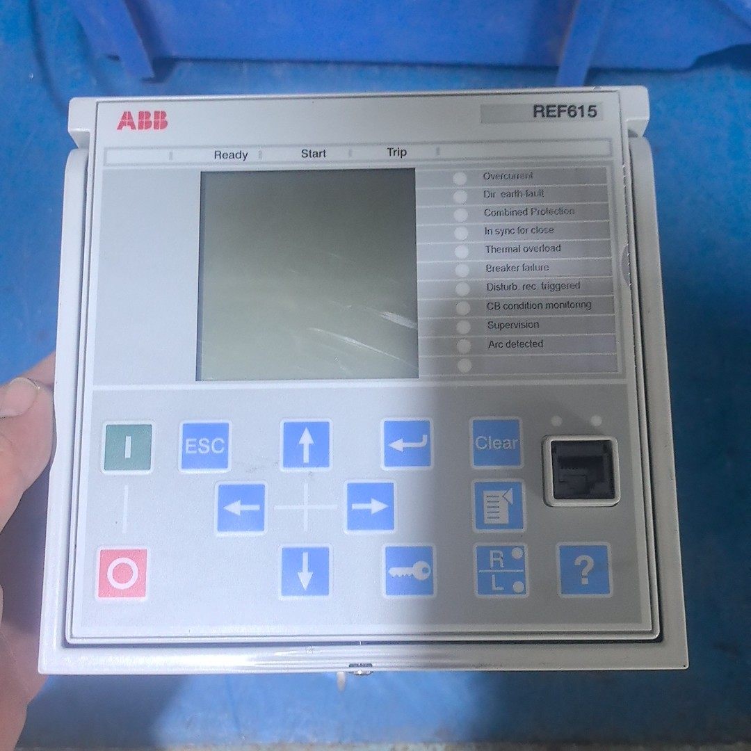 ABB综合保护器REF615，如图所示只有一半了，外壳被压裂