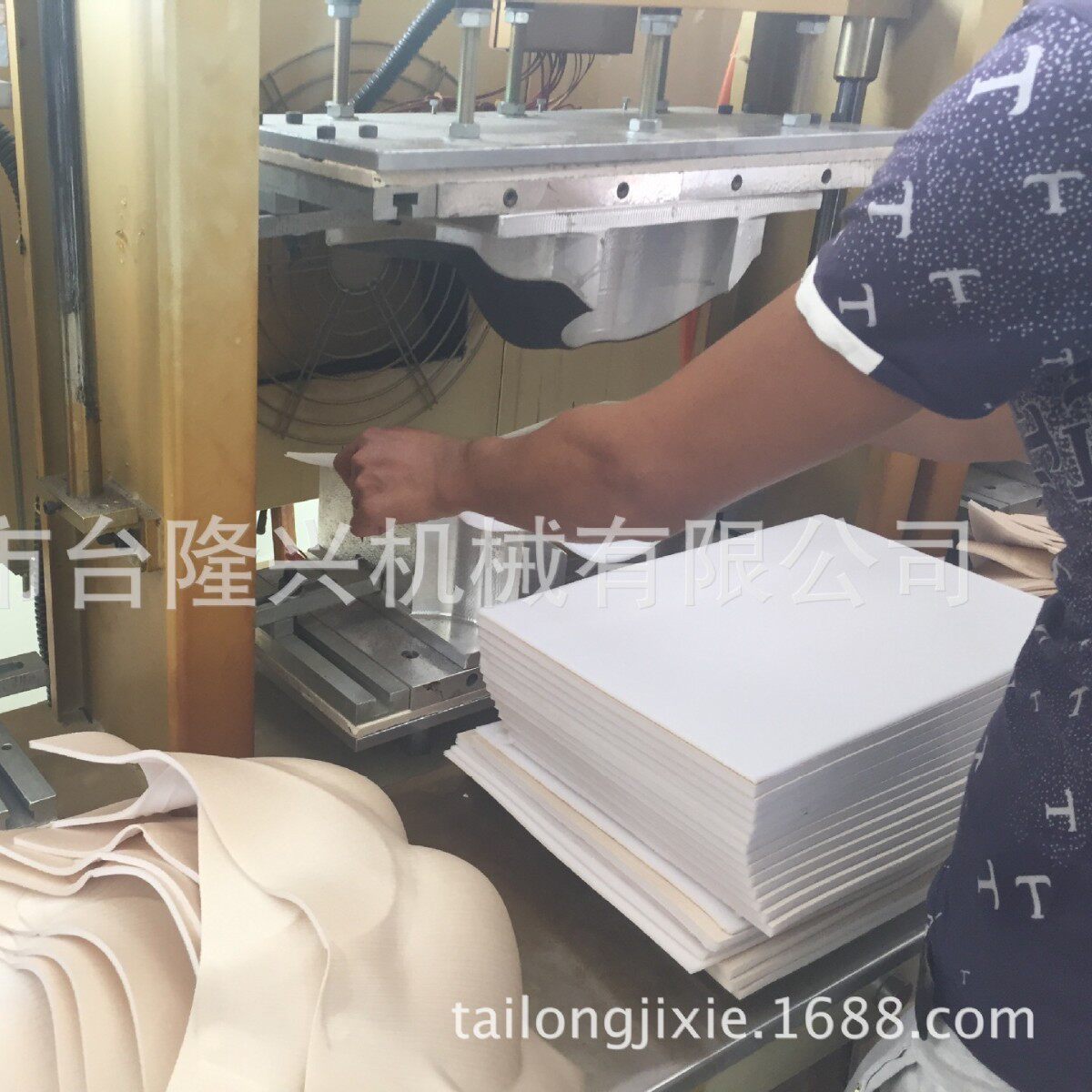 厂家深圳东莞高周波KN95口罩机海绵明星口罩机自动杯式口罩定型机