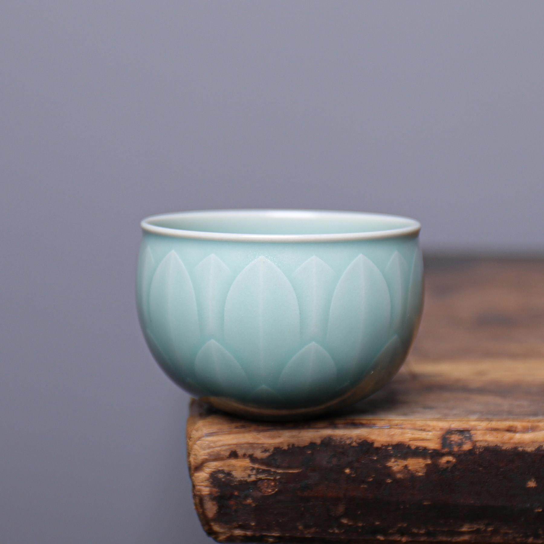 龙泉窑天青釉手工陶瓷茶杯莲花纹莲瓣刻绘青瓷品茗杯功夫茶具单杯