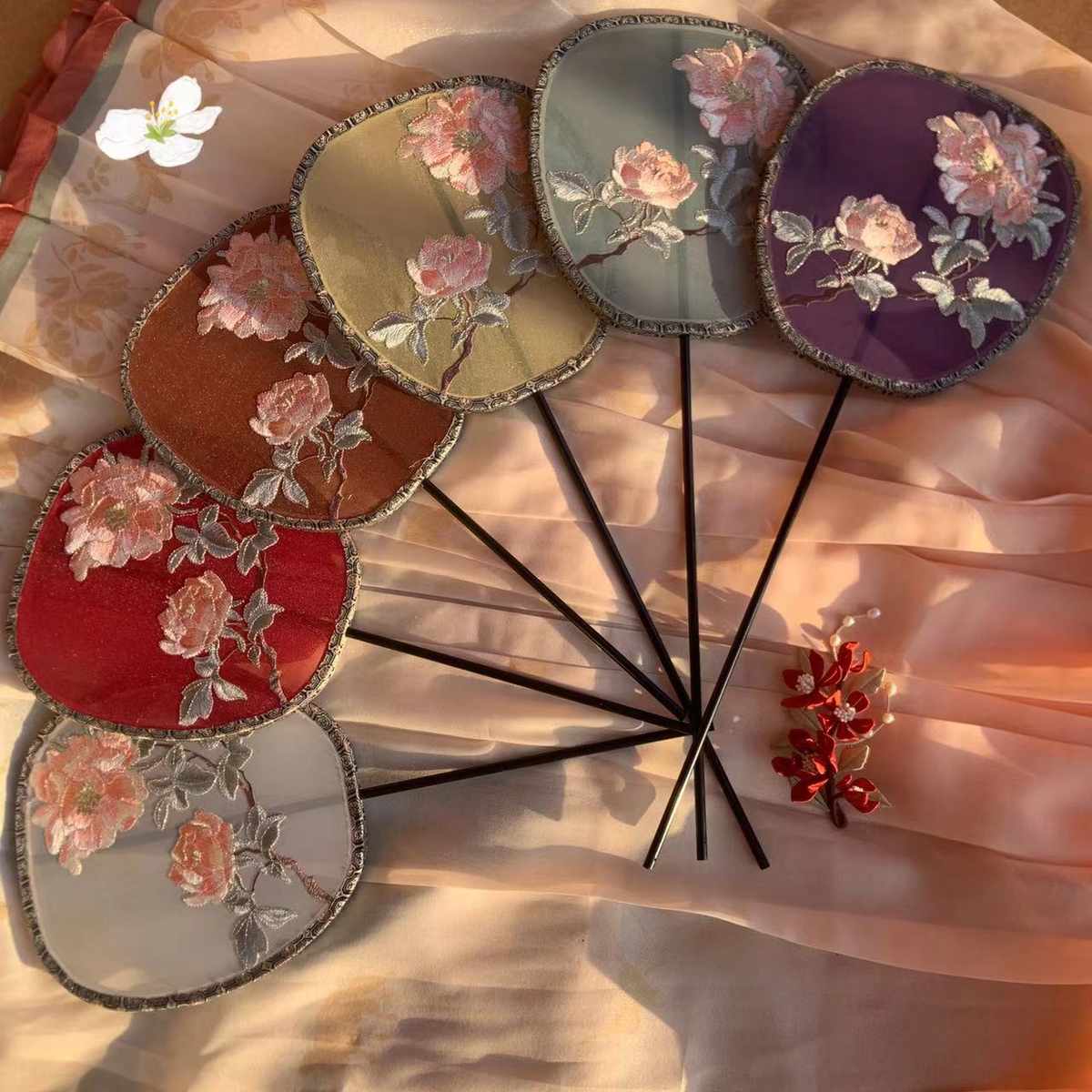 牡丹绣花富贵明制汉服国风长柄团扇流苏异形古典刺绣舞蹈拍摄道具