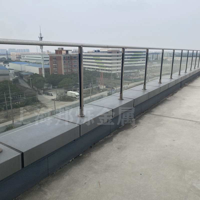 定制立柱楼梯扶手上海不锈钢 护栏304栏杆 建筑楼顶超钢化玻璃白