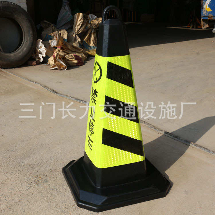 厂家直供交通设施方锥 橡胶反光方形路锥 市政工程设施批发