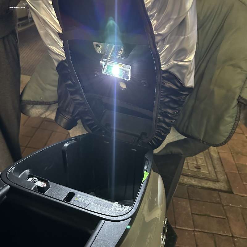 电动车座桶灯摩托车尾箱灯照明灯坐桶灯储物灯箱灯感应灯改装配件