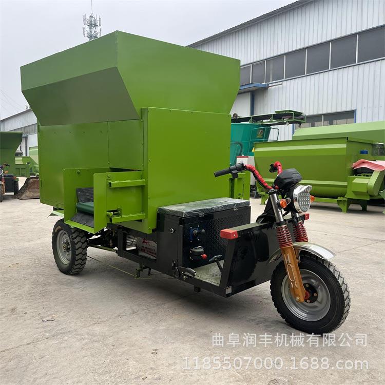 电动牛羊三轮投喂车螺旋输送行走式撒草车三立方均匀撒料车