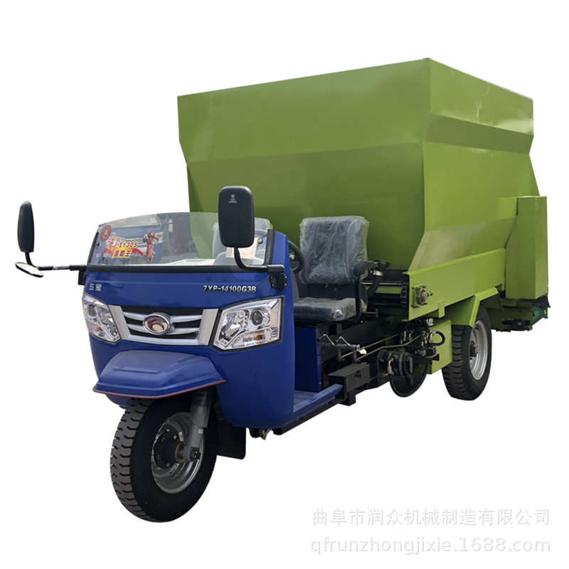 养牛场自动草料喂料车牧场混合饲料搅拌一体投料机牛羊青储撒料车