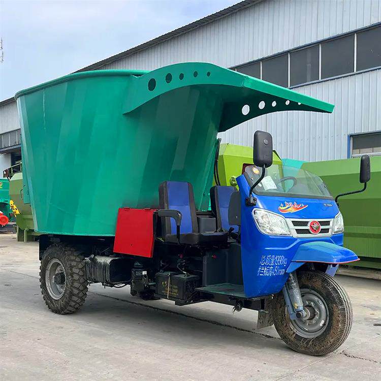 柴油三轮撒料车 饲草料投喂车 五征饲喂双边出料撒草机抛料车