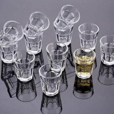 Give away 2 or 2 es of baijiu, glass spirits, 1 shot o酒杯