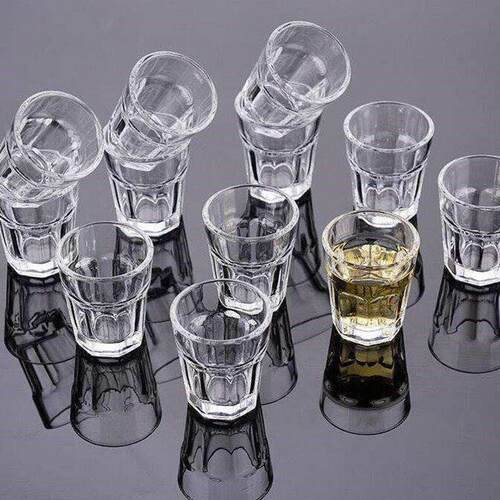 Give away 2 or 2 es of baijiu, glass spirits, 1 shot o酒杯