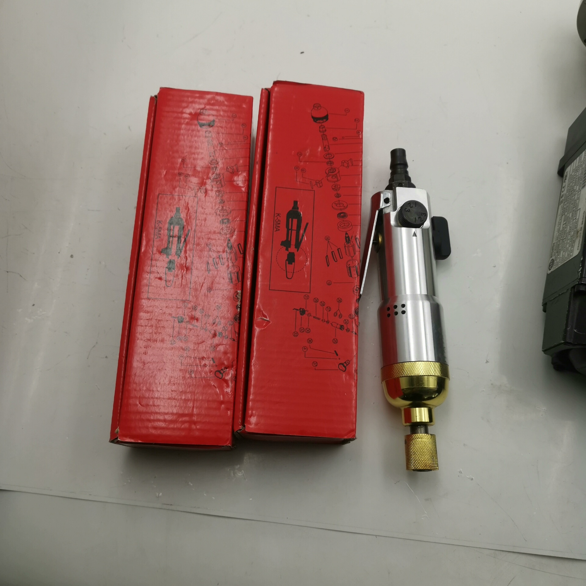 金刚气动风批K-5MA三把，其中有一把没有包装和配件，三把打