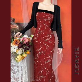巷里复古新中式国风红色吊带裙，春秋季碎花，修身显瘦禅意开叉连衣裙