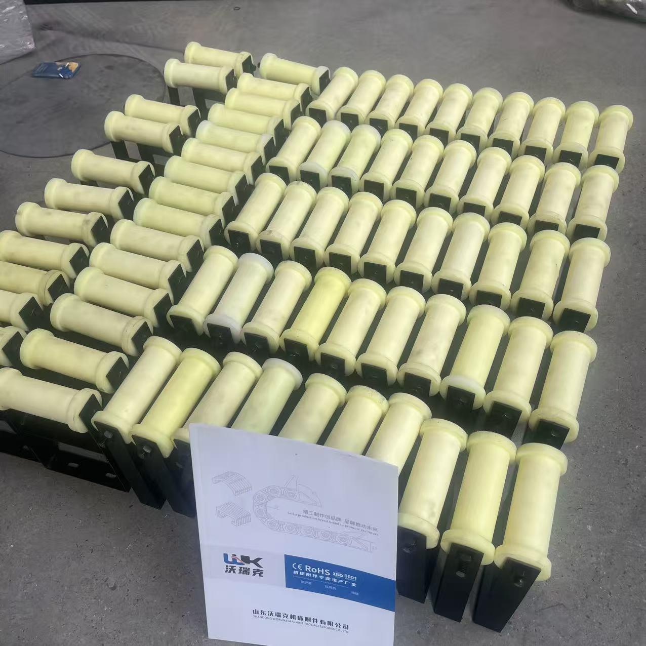 现货拖链支撑轮耐磨损防下垂钢制托辊指向槽托链尼龙轴坦克链支架