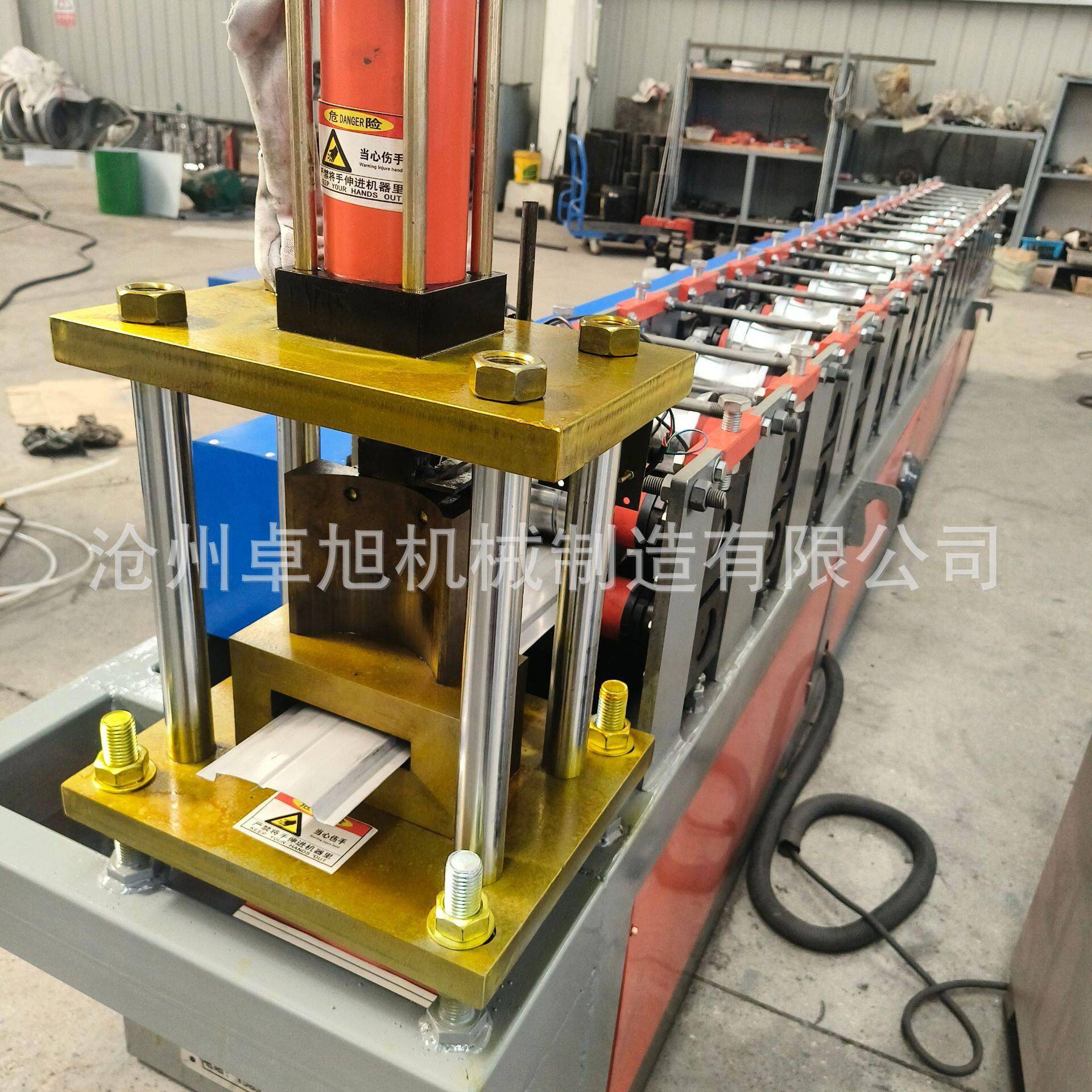全自动篱笆机彩钢栅栏板机器金属栅栏板成型机花圃围栏成型设备