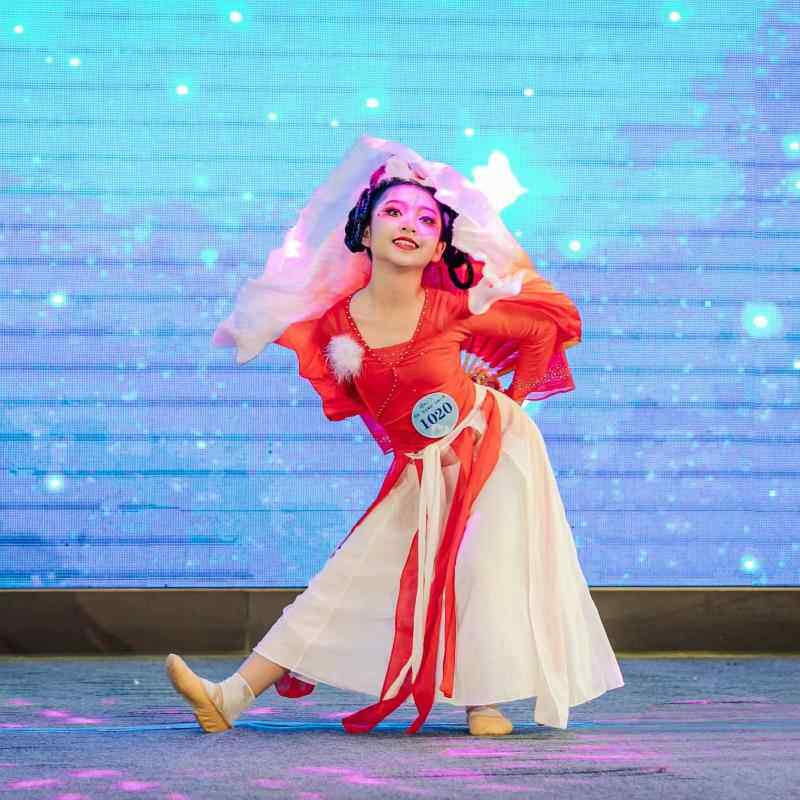 高档红气儿童俏狐演出服装少儿小狐狸仙逸扇子舞灵狐献瑞表飘演服