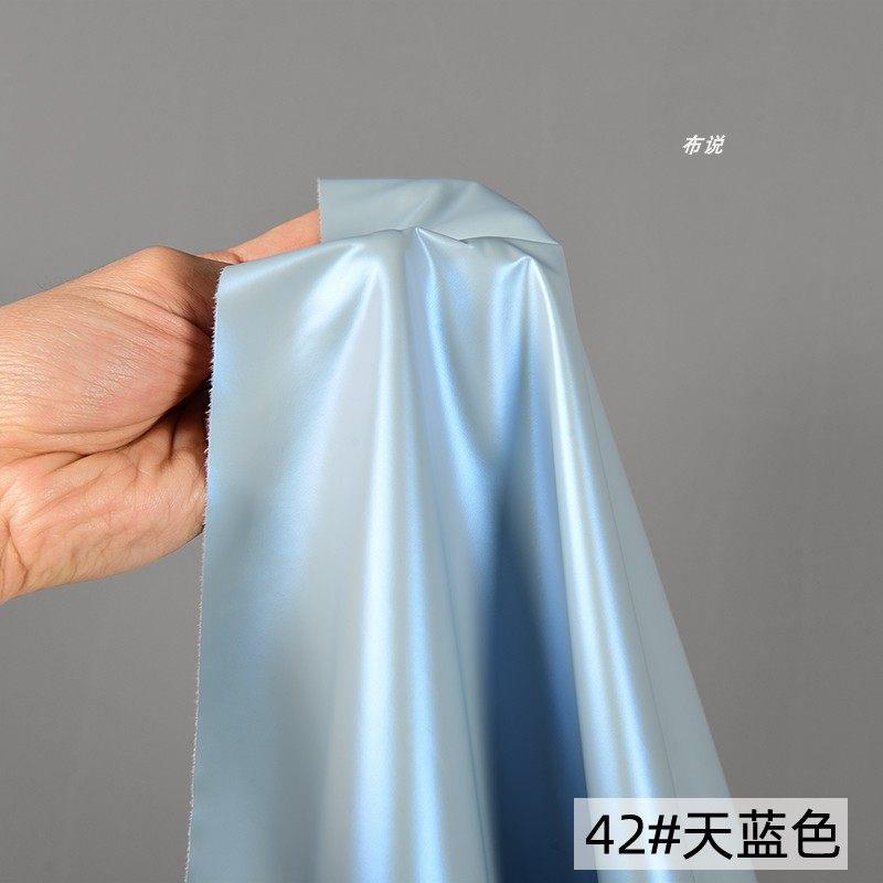 浅蓝色双色幻彩哑光膜pu皮羽绒服布料 镭射炫光变色防水防绒面料