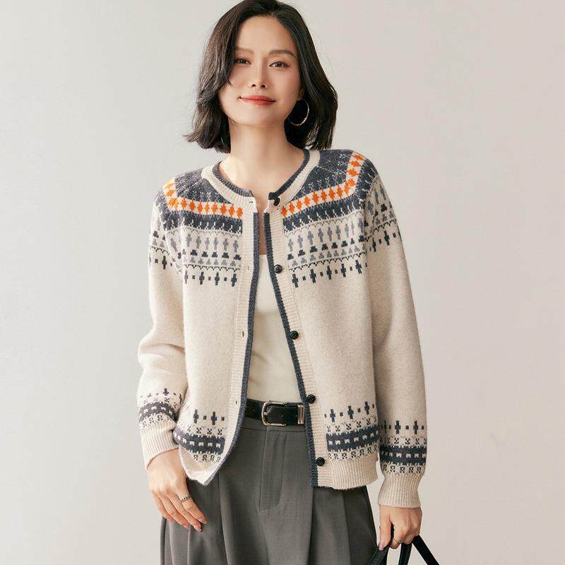 秋冬季新款山羊绒针织开衫时尚通勤百搭软糯舒适宽松外套嵌花女士