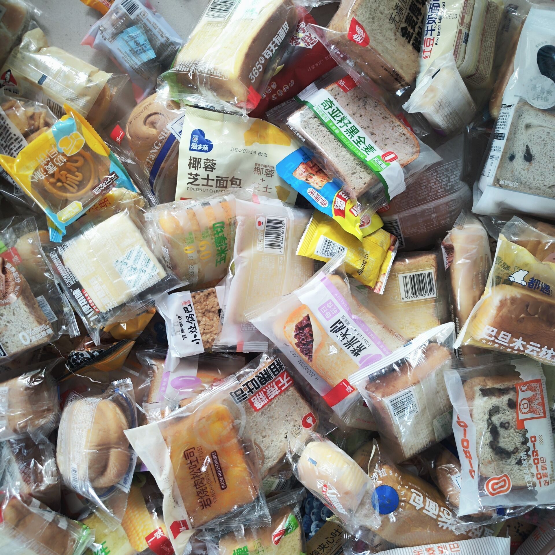 新日期临期食品特价大清仓破价裸价盲盒果冻蛋糕面包饼干等休闲小