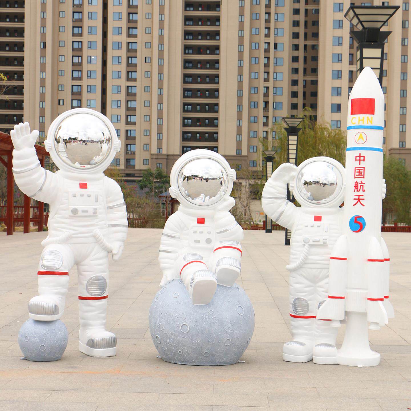 太空人宇航员创意航天火箭模型户外玻璃钢雕塑网红打卡落地大摆件