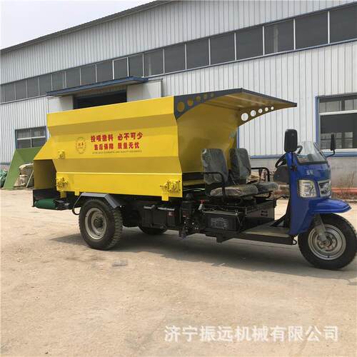 双出料口养殖撒料车柴油三轮牧场投草机搅拌一体青储投料机